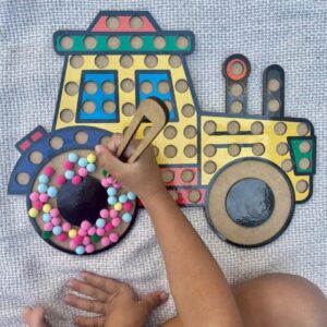 Trator com pinça e pompons